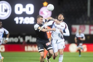L'attaquant servettien Enzo Crivelli (à droite), ici au duel avec le Luganais Lukas Mai, a marqué son huitième but de la saison en championnat. KEYSTONE/TI-PRESS/Samuel Golay